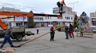 Stavanie mája v réžii pracovníkov TS