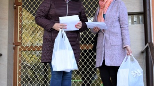 Distribúcia darčekov zamestnancami mestského úradu - referát kultúry a ZPOZ