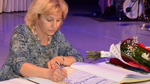 Drahoslava Zalaiová (ZUŠ Mierová) pri podpise do Pamätnej knihy mesta Humenné